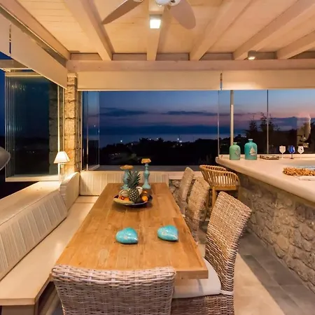 Panoramic Poolside Getaway Prázdninový dům